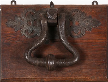 ARTISTA ITALIANO DEL XVII SECOLO Battiporta barocco. . bronzo. Cm 38,00 x 27,50.