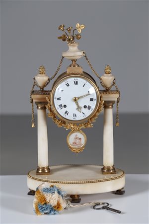 MANIFATTURA FRANCESE DEL XIX SECOLO Elegante orologio da tavolo, in marmo con...
