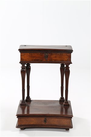 MANIFATTURA ITALIANA DEL XVIII SECOLO Inginocchiatoio in legno di noce e...