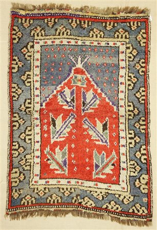 MANASTIR Turchia. 1900 circa. Preghiera con "mirab" rosso. Esemplare cucito...