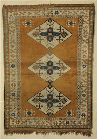 KARS XX SECOLO Turchia Orientale. 1950 circa. Fondo giallo, tre centri...