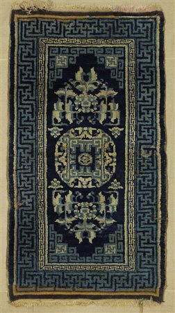 PECHINO Cina. 1950 circa. Fondo blu. Tagli e testate rotto. Tappeto. Cm 65,00...