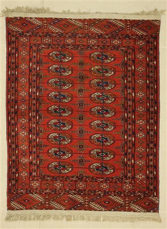 TEKE BUKARA Turkestan Occidentale. 1950 circa. Fondo rosso, 9x2 guls....