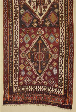 KILIM ERZURUMK Turchia. 1950 circa. Fondo mattone, 3 centri. Conservazione...