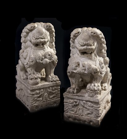 SCULTORE CINESE XX SECOLO, Coppia di leoni, Marmo bianco cm 93 x 47 x 36