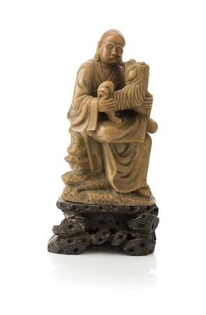 SCULTURA IN GIADA MARRONE, Raffigurante monaco con leone che morde orecchio,...