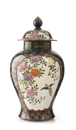 GRANDE POTICHE CINA, in porcellana a fondo blu cobalto con decoro a fiori in...