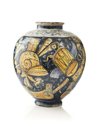 ANTICA MAIOLICA VENETA , Boccia policroma dipinta a fondo blu, con decoro di...