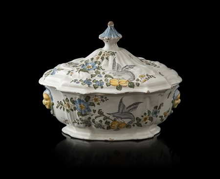 ZUPPIERA CON COPERCHIO XVIII SECOLO, in ceramica corpo a sezione ovale con...