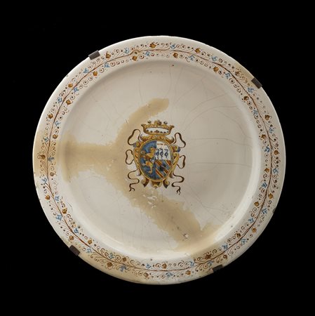 PIATTO DA PARATA TOSCANA XVII SECOLO, In ceramica a smalto bianco a medio...