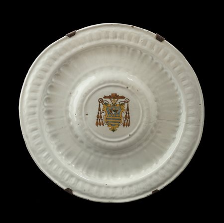 PIATTO DA PARATA ROMA FINE XVII SECOLO, in ceramica a smalto bianco a...