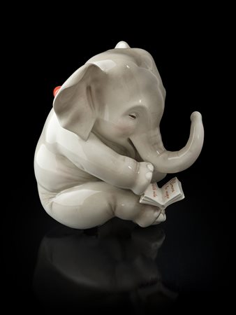 ELEFANTINO LENCI, In ceramia che tiene tra i piedi, piccolo libro con scritto...