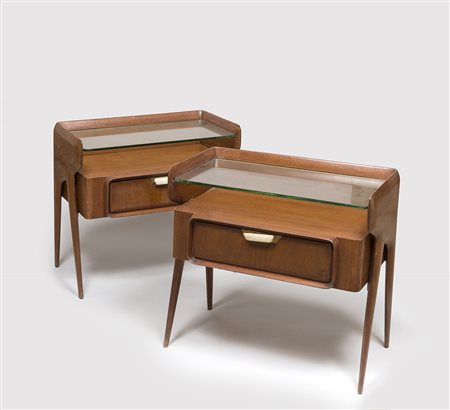 COPPIA COMODINI , impiallacciati in mogano, Struttura portante a scocca con...