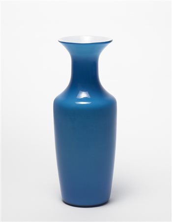 Venini, Murano Vaso in vetro incamiciato celeste "Adriatico" della serie...