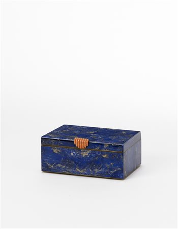 Scatola lastronata in lapislazzulo con presa in corallo ed interno in metallo...