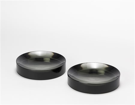 Coppia di posaceneri in vetro molato fumè. Italia anni 70 (d cm 20) (difetti)...