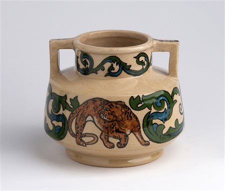 SIPLA - ROMA Anfora biansata decorata da volute vegetali e figure di...