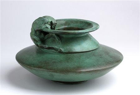 DUILIO CAMBELLOTTI Roma 1876-1960 Vaso con Centauro Bronzo, n. esemplare 4/9,...