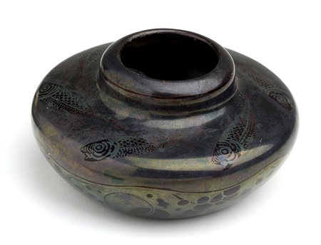 GALILEO CHINI Firenze, 1873 - 1956 Vaso a lustro verde bruno con motivi di...