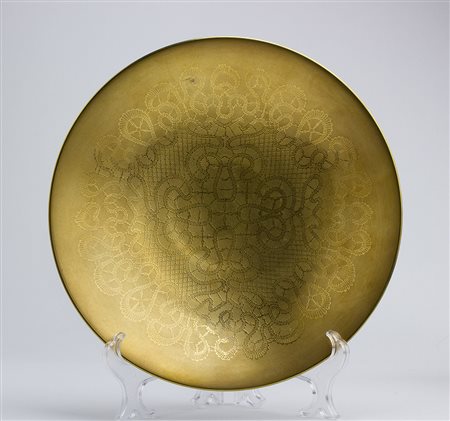 FINZI - MILANO Piatto dorato con decoro a motivi di volute Ceramica dipinta...