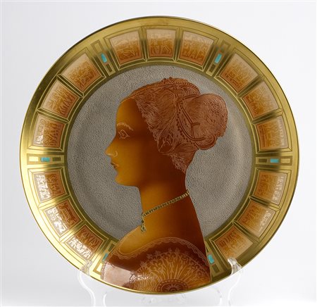 FINZI - MILANO Piatto con profilo di donna Ceramica e oro zecchino, d 34 cm...