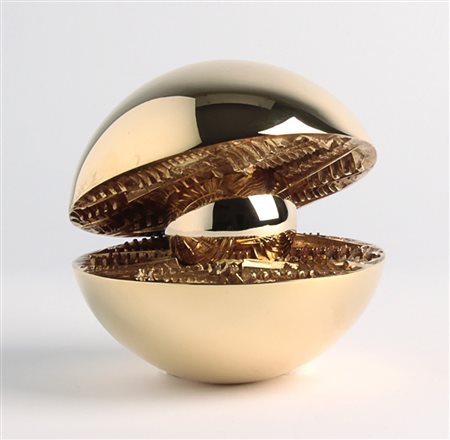 ARNALDO POMODORO Morciano di Romagna 1926 Sfera, 1974 Scultura in ottone...