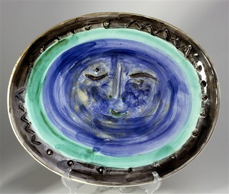 PABLO PICASSO Málaga 1881 – Mougins 1973 Piatto ovale verde, blu e nero con...