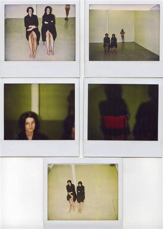 Vanessa Beecroft VB11 - 1995 gruppo di 5 polaroid originali cm. 10,2x10,2...