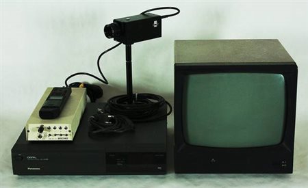 Julia Scher L.A. riots under surveillance”- 1992 videoinstallazione cm....