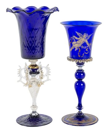 DUE BICCHIERI in vetro di Murano nei toni del blu. XX secolo Misure: h cm 22...