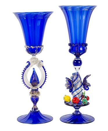DUE BICCHIERI in vetro di Murano nei toni del blu. XX secolo Misure: h cm 28...