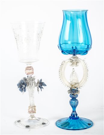 DUE BICCHIERI in vetro di Murano. XX secolo Misure: h cm 24,5 - 27,5