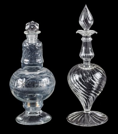 DUE BOTTIGLIE in vetro di Murano. XX secolo Misure: h cm 23,5 - 20