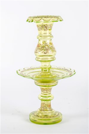 ALZATA in vetro di Murano nei toni del verde decorato a motivo floreale. XX...