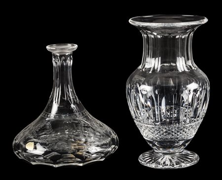 LOTTO composto da VASO portafiori e da BOTTIGLIA in vetro. XX secolo Misure:...