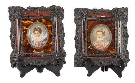 COPPIA MINIATURE ovali raffiguranti "nobildonne" entro cornici in palissandro...