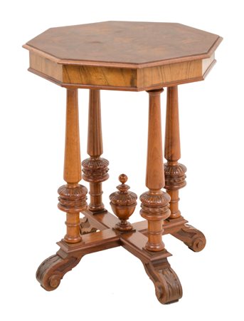 TAVOLINO ottagonale in noce e radica di noce, piano sorretto da quattro...