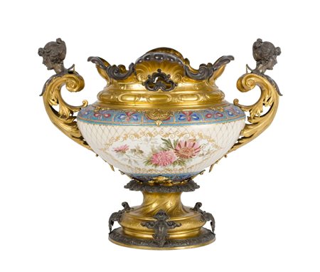 CENTROTAVOLA in ceramica decorata con base e collo in ottone, anse in ottone...