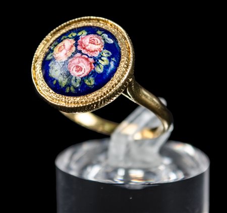 ANELLO in oro giallo 18 Kt. con piccolo medaglione smaltato a mano...