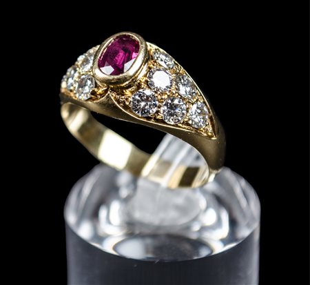 ANELLO in oro giallo 18 Kt. con rubino centrale (Kt. 0.80) e 12 diamanti di...