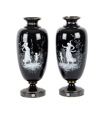 COPPIA VASI in opaline decorati con scene neoclassiche. Fine '800 Misure: h...