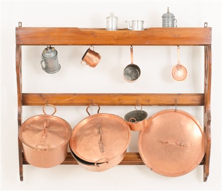 PORTAPENTOLE in palissandro con pentole in rame e caffettiera in metallo....