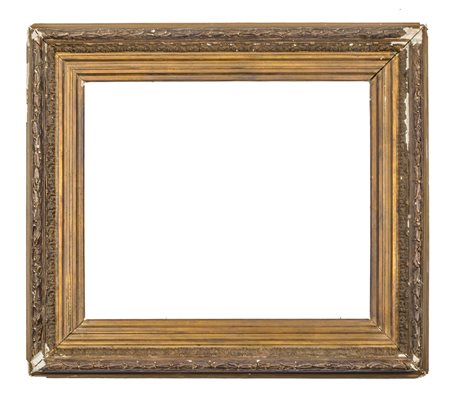 CORNICE in legno e pastiglia dorata (cm 66 x 55). Francia XIX secolo Misure:...