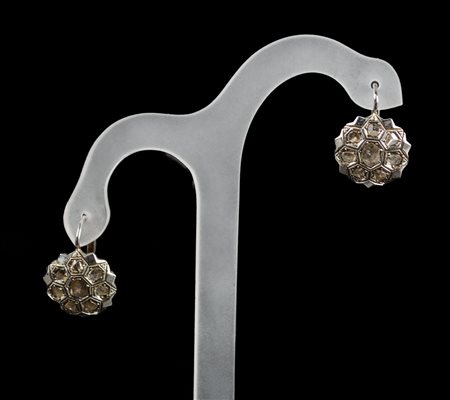 ORECCHINI in oro bianco 18 Kt. con rose di diamanti.