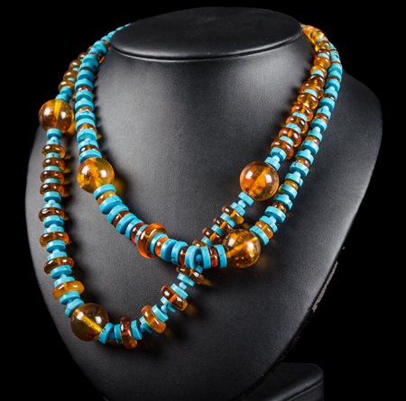 COLLANA con ambra intervallata da turchesi.