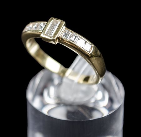 ANELLO in oro giallo 18 Kt. con diamanti taglio baguette (Ct. 0.40) e...