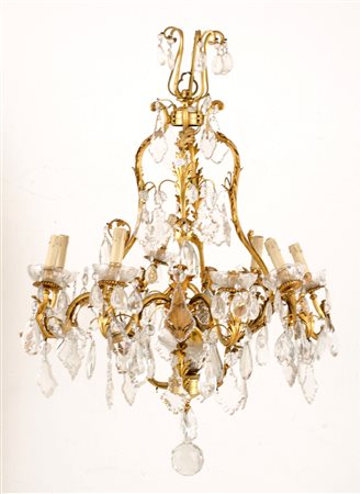 LAMPADARIO a nove luci in bronzo dorato. Italia XX secolo Misure: h cm 100