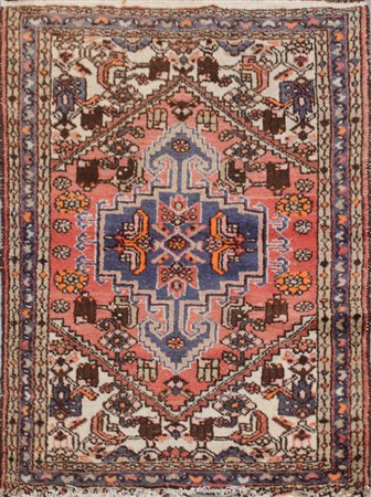 TAPPETO Kamseh, trama e ordito in cotone, vello in lana. Persia XX secolo...