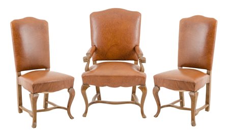 POLTRONA da studio con due SEDIE in noce e vilpelle. Italia primi '900...