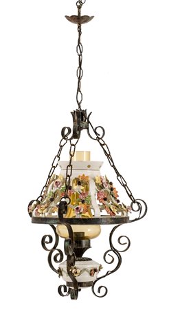 LAMPADARIO ad una luce in porcellana policroma e ferro battuto (mancanze)....